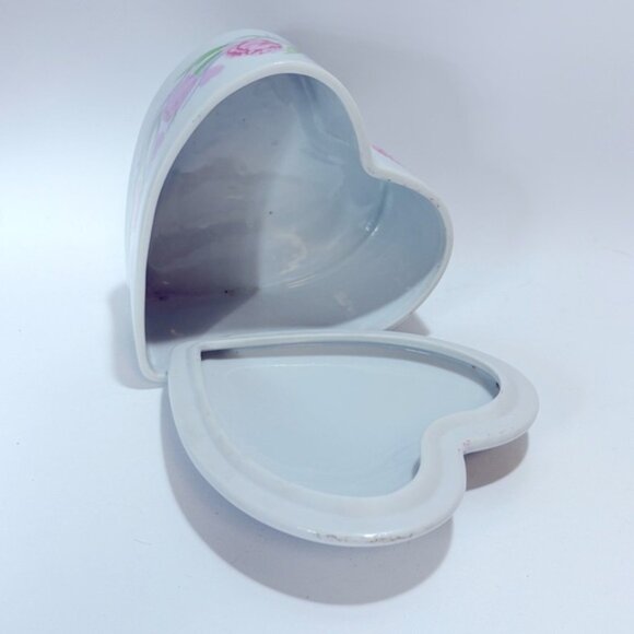 Vintage Roses Floral Heart Shape Lidded Trinket Jewelry Box 5.5" Wide & 3" Tall - Picture 3 of 3